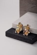 Aretes Flor Silvestre color Oro - Image 3